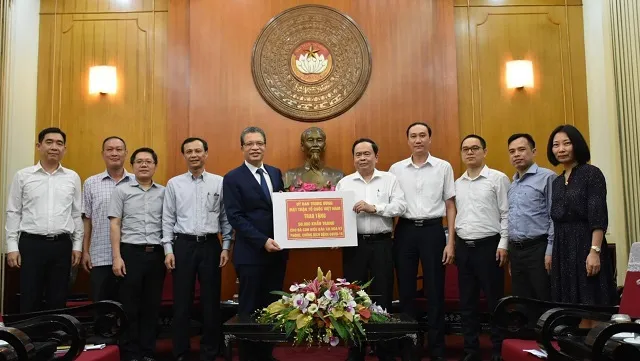 Deputy Foreign Minister Dang Minh Khoi (L) handed over VND4.6 billion to President of the VFF Central Committee Tran Thanh Man at the ceremony.