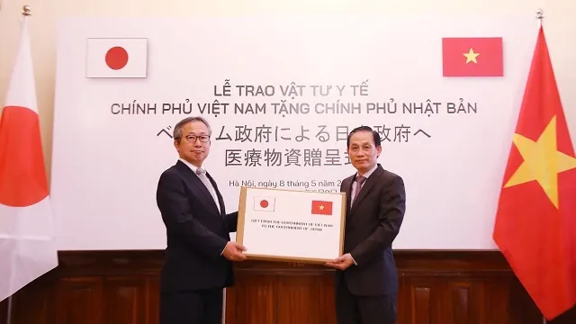 Deputy Foreign Minister Le Hoai Trung (R) hands over the token of the 140,000 medical face masks to Japanese Ambassador to Vietnam Yamada Takio. (Photo: VNA)
