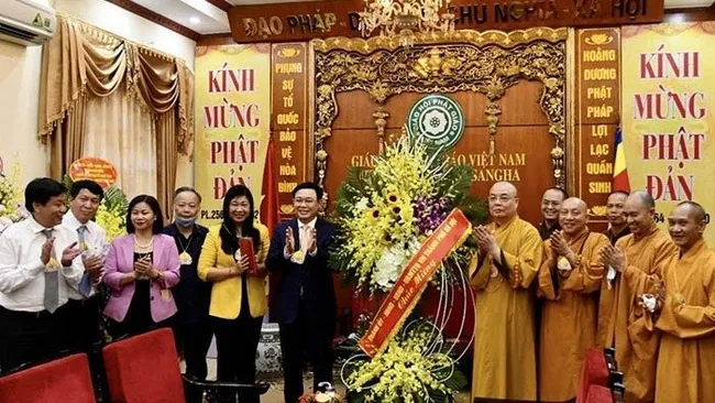 Secretary of Hanoi municipal Party Committee Vuong Dinh Hue congratulates the VBS at Quan Su Pagoda.