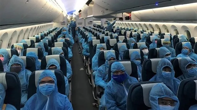 All passengers and crew members must strictly follow preventive measures against COVID-19. (Photo: VNA)