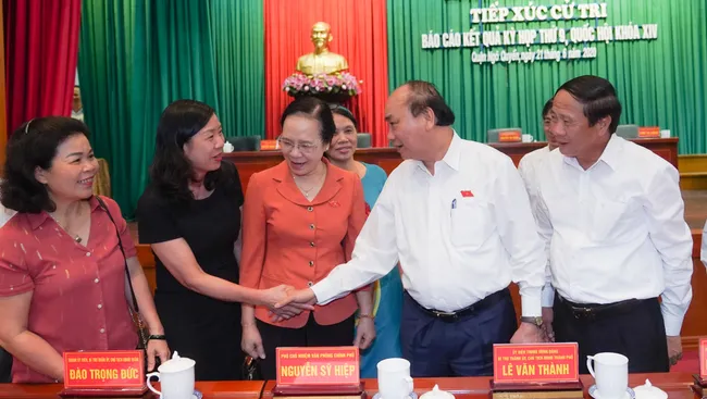 PM Nguyen Xuan Phuc and local voters. (Photo: VGP)