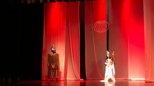 The characters of Kieu and Tu Hai in the puppetry play 