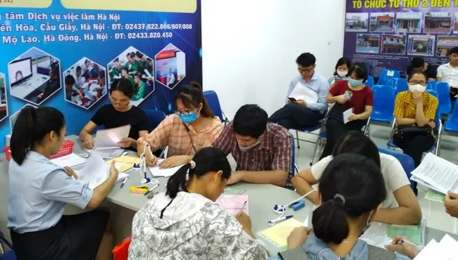 People file for unemployment benefits at a job centre in Hanoi. (Photo: Lao Dong Newspaper)