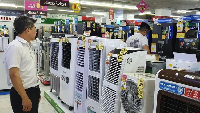 Enterprises can offer promotions up to 100% instead of 50% as prescribed. (Photo: V.H/ hanoimoi)