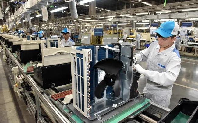 Workers of Daikin Vietnam, Thang Long II Industrial Park, are assembling air conditioners.