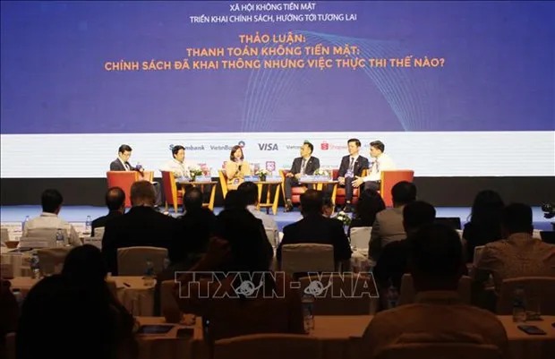 A seminar on cashless society is held in Ho Chi Minh City on June 12 to discuss cashless payment. (Photo: VNA)