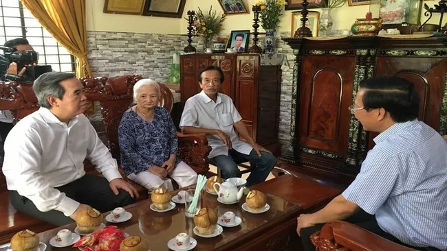Politburo member and Head of the Party Central Committee’s Economic Commission Nguyen Van Binh visits the family of Heroic Vietnamese Mother Le Thi Khanh.