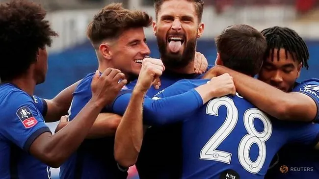 Soccer Football - FA Cup Semi Final - Manchester United v Chelsea - Wembley Stadium, London, UK - July 19, 2020 Chelsea's Olivier Giroud celebrates scoring their first goal with teammates, as play resumes behind closed doors following the outbreak of the coronavirus disease. (Reuters)