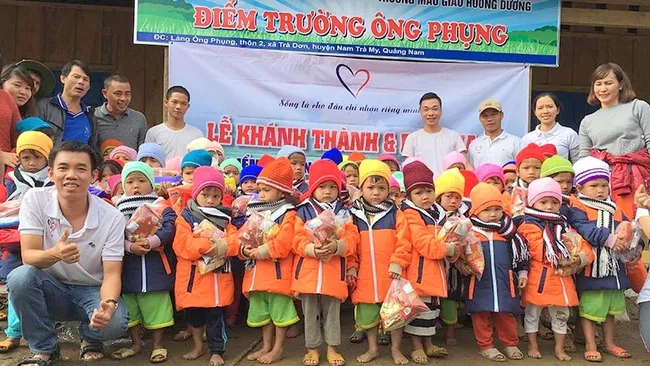 Members of the ‘Ban thuong nhau’ club joined local students at the inauguration of Ong Phung school in Tra Don commune, Nam Tra My district, Quang Nam province.