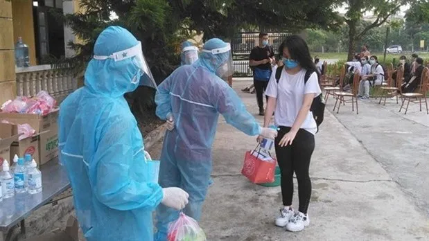 A Vietnamese returning from abroad is quarantined at a military camp in northern Ha Nam province (Photo: VNA)