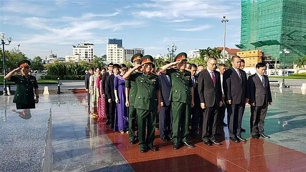 A Vietnamese delegation, headed by Vietnamese Ambassador to Cambodia Vu Quang Minh, offers incense to fallen soldiers at the Vietnam-Cambodia Friendship Monument in Phnom Penh. (Photo: baoquocte.vn)
