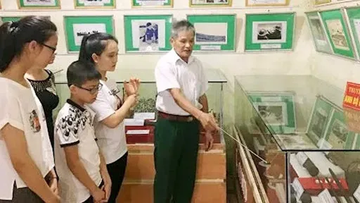 Children visiting the Museum of Imprisoned Revolutionary Soldiers