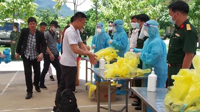On July 17, 2020, Hoa Binh Province received and isolated 85 Vietnamese nationals being repatriated from Russia and Belarus. In this picture, the citizens carry out the prescribed procedures before entering a local isolation camp in Hoa Binh. (Photo: NDO/Anh Hao)