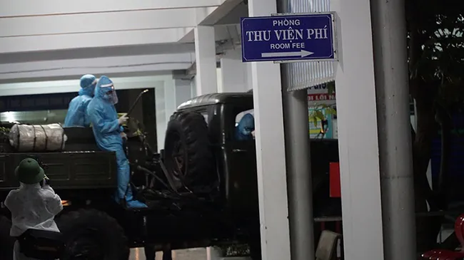 Prime Minister Nguyen Xuan Phuc (C) chairs a Government meeting on COVID-19 prevention and control on July 27, 2020. (Photo: NDO/Tran Hai)