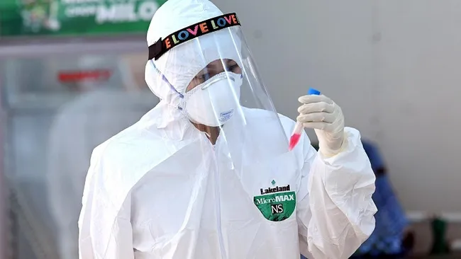 A medical worker collects samples from people returning from Da Nang for COVID-19 testing in Hanoi on August 8, 2020. (Photo: NDO/Duy Linh)