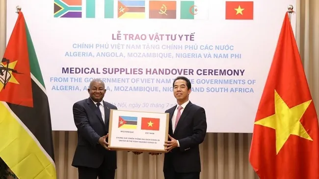 Deputy Foreign Minister To Anh Dung (R) presents medical supplies to a representative from Mozambique to support the country in fighting against COVID-19. (Photo: VNA)