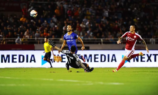 Hedipo Gustavo (in blue) completes his double for Becamex Binh Duong.