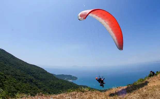 A paragliding performance at the tournament (Photo: VNA)
