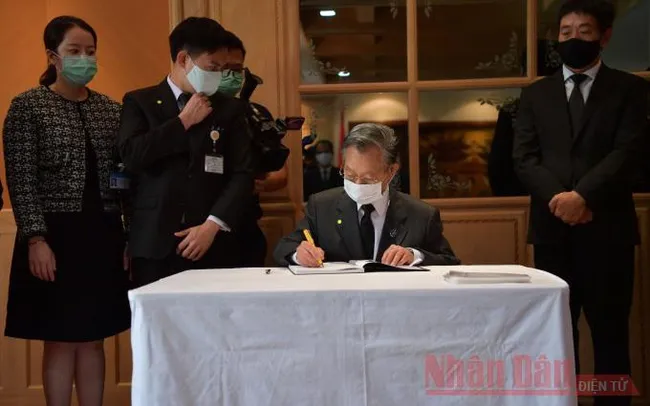 Speaker of the Thai House of Representatives Chuan Leekpai writes in the funeral book