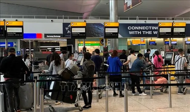Vietnamese citizens conduct procedures to fly home at airport. (Photo: VNA)