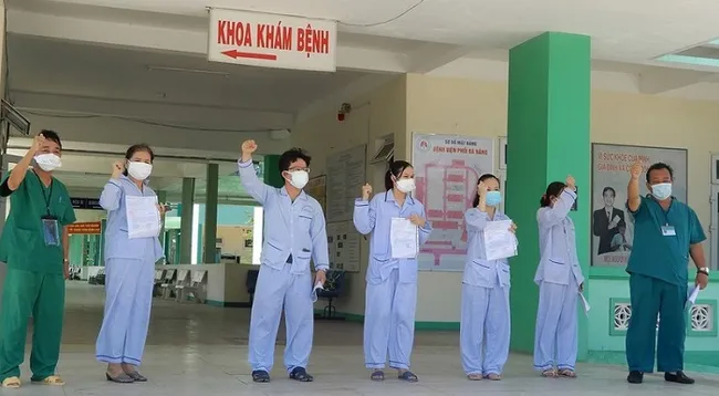 Six COVID-19 patients are discharged from Da Nang Lung Hospital on August 17 after being declared fully recovered