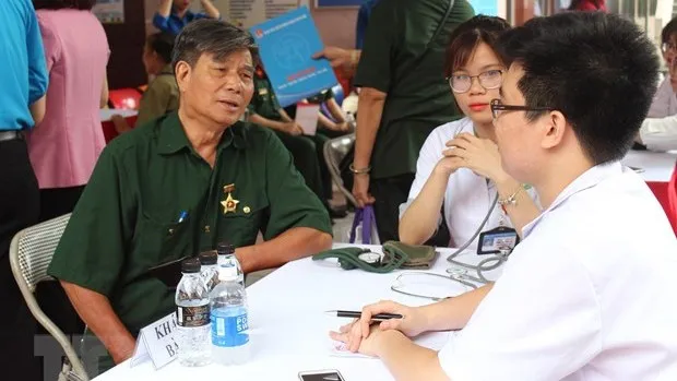 Members of the N43 team and relatives of martyrs were provided with free medical examinations and medicines. (Photo: VNA)