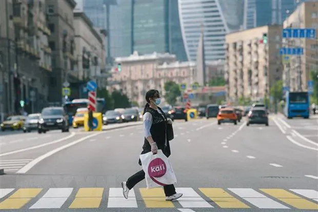 A woman wears face mask to prevent coronavirus in Moscow (Source: VNA)