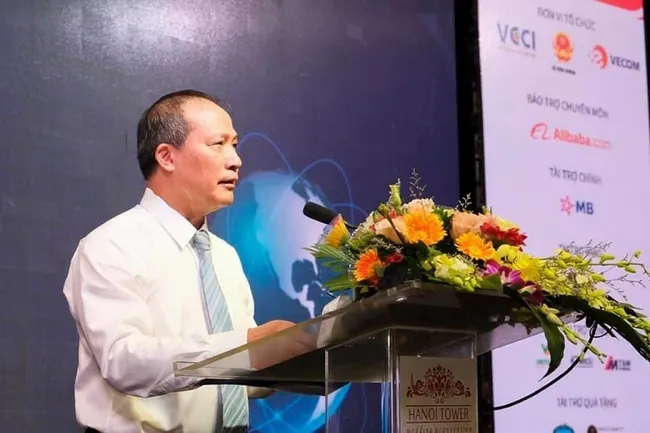 Deputy Minister of Industry and Trade Cao Quoc Hung speaks at the forum. (Photo: VGP)