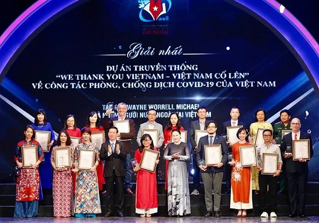 NA Chairwoman Nguyen Thi Kim Ngan (fifth from right, first row) and Head of the Party Central Committee's Commission for Communication and Education Vo Van Thuong (fourth from left) present the first prizes to the winning authors.