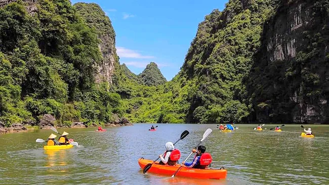 Kayaking service rolls out new way to discover Trang An complex