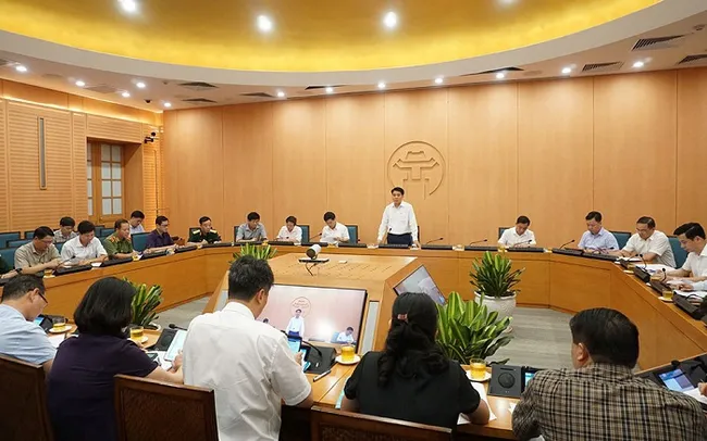 Chairman of the Hanoi People’s Committee Nguyen Duc Chung speaks at the meeting. (Photo: NDO/Giang Nam)