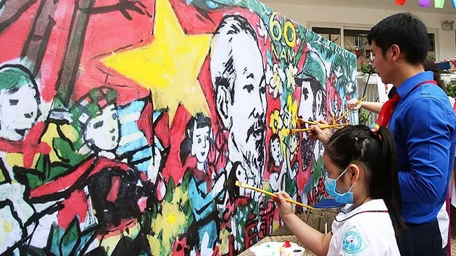 Leaders of ministries, branches and children draw the big picture on solidarity between Vietnam and Cuba at the launch ceremony.