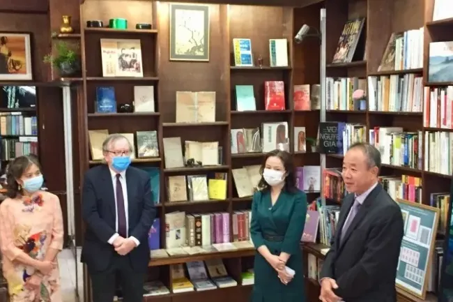 Ambassador Nguyen Thiep, Ambassador Tran Thi Hoang Mai and French researchers at the opening ceremony on September 12. (Photo: NDO)