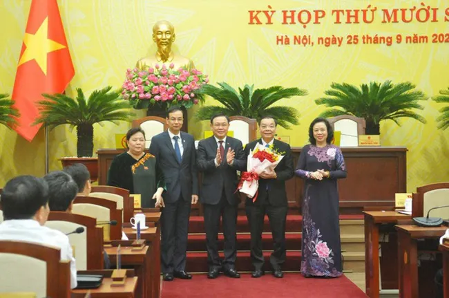 Deputy Secretary of the Hanoi Party Committee Chu Ngoc Anh (second from right) is elected as the Chairman of the Municipal People’s Committee