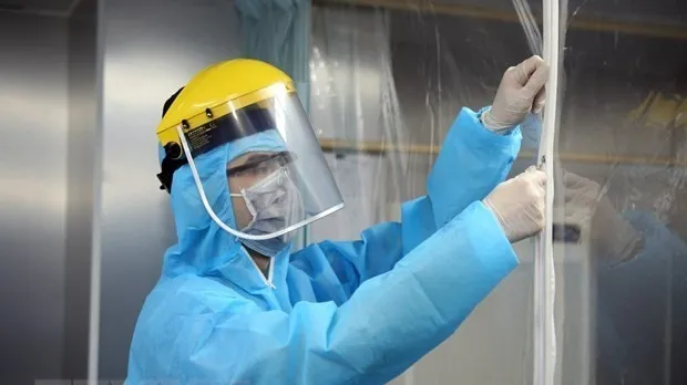 A health worker in isolation zone (Photo: VNA)
