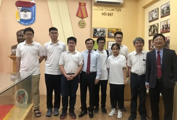 Vietnam's 2020 IMO team pose with representatives of the Ministry of Education and Training. (Photo: MOET)