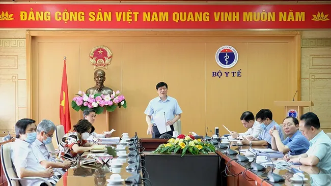 Acting Minister Nguyen Thanh Long (standing) speaks at the briefing. (Photo: Ministry of Health)