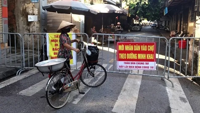 Social distancing applied on a local wet market in Hai Duong City, the capital of Hai Duong Province. (Photo: NDO)