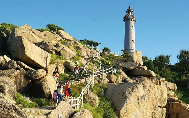 Tourists visit Mui Dien Lighthouse (Phu Yen). Photo: DUC ANH