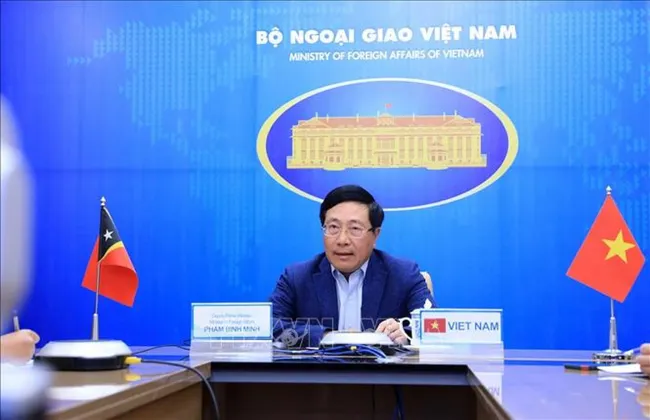 Deputy Prime Minister and Foreign Minister Pham Binh Minh (L) at the online talks with the Minister for Foreign Affairs and Cooperation of Timor-Leste, Adaljiza Albertina Xavier Reis Magno (Photo: VNA)