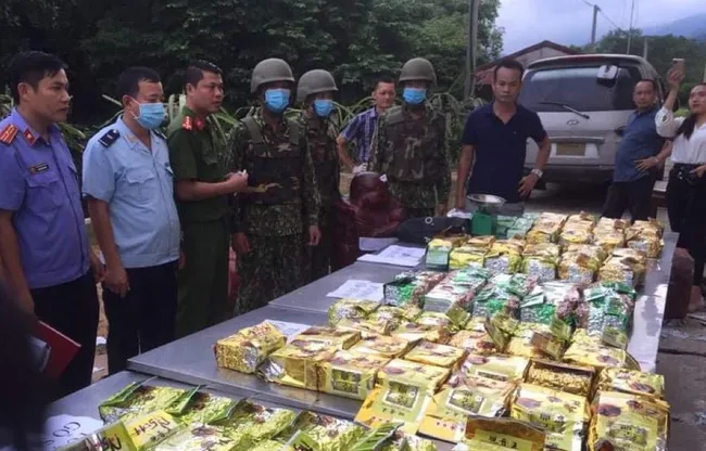 The customs sector uncovered, seized and handled 14,100 customs law violations involving goods worth about 4.2 trillion VND (183.5 million USD) in the first 11 months of this year (Photo: VietnamPlus)