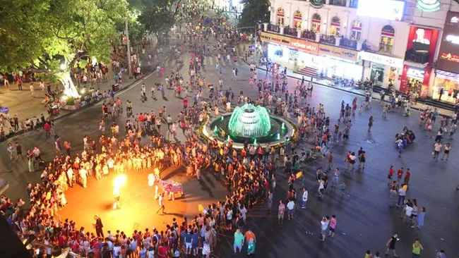 The pedestrian space around Hoan Kiem Lake (Photo: vnexpress)