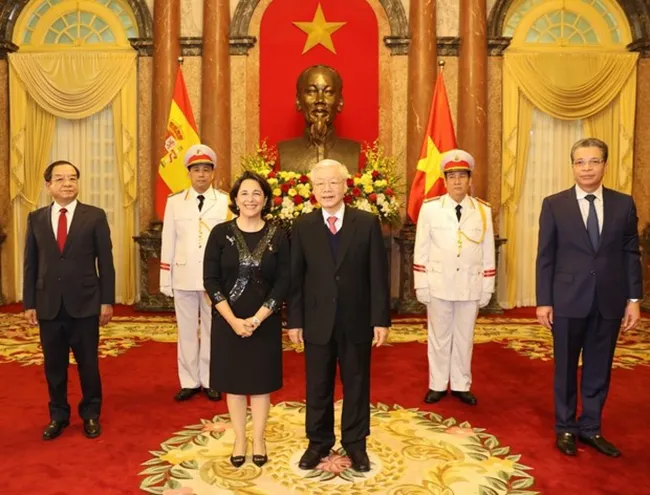 Party General Secretary and State President Nguyen Phu Trong (front, right) and Spanish Ambassador Maria del Pilar Mendez Jimenez at the credential presentation on January 22 (Photo: VNA)