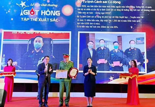 At the awards ceremony. (Photo: daidoanket.vn)