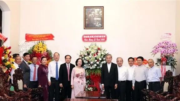 Politburo member Truong Thi Mai visits and extends Christmas greetings to the Archdiocese of Ho Chi Minh City and Archbishop Nguyen Nang. (Photo: VNA)