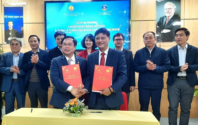 The MOU signing ceremony between the Technology Application and Development Department (under the Ministry of Science and Technology) and the Knowledge Transfer and Start-up Assistance (under the Hanoi National University).