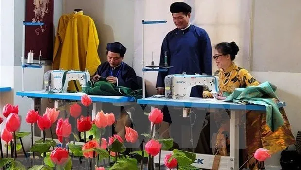 Artisans in Thua Thien-Hue demonstrates Vietnam's traditional 