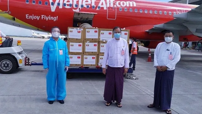 Masks are handed over to Mandalay authorities at Yangon Airport. (Photo: VNA)