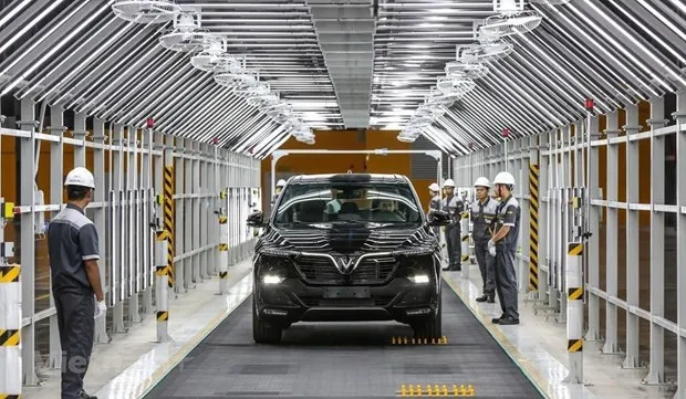 Creating favourable conditions relevant to workers and experts is one of the four main solutions. (Illustrative photo: VNA)