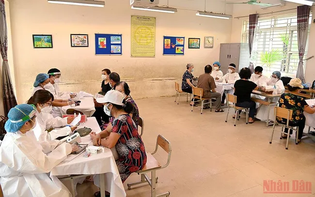 Health check for the elderly before vaccination in Hanoi. (Photo: NDO)